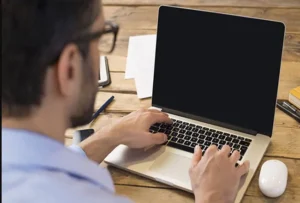 Laptop bị tắt đột ngột gây tổn hại về hiệu suất